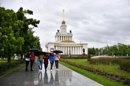 Москва. Прохожие гуляют на территории  ВДНХ , открывшегося  для посещений в рамках второго этапа снятия ограничений в Москве, введенных для предотвращения распространения коронавируса.