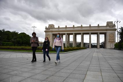 Москва.  Девушки в медицинских масках  у входа в Парк Горького, который  открылся для посещений в рамках второго этапа снятия ограничений, введенных для предотвращения распространения коронавируса.