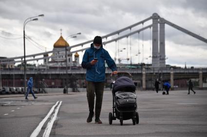 Москва. Мужчина с коляской в Парке Горького.