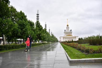 Москва. Прохожие гуляют на территории  ВДНХ , открывшегося  для посещений в рамках второго этапа снятия ограничений в Москве, введенных для предотвращения распространения коронавируса.