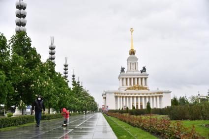 Москва. Прохожие гуляют на территории  ВДНХ , открывшегося  для посещений в рамках второго этапа снятия ограничений в Москве, введенных для предотвращения распространения коронавируса.