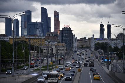 Москва.  Автомобильное движение по Крымскому мосту.