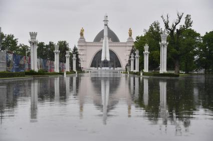 Москва. Вид на территорию ВДНХ , открывшегося  для посещений в рамках второго этапа снятия ограничений в Москве, введенных для предотвращения распространения коронавируса.