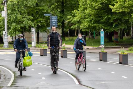 Москва. Велосипедисты в парке Сокольники, открытого для посещений в рамках второго этапа снятия ограничений, введенных для предотвращения распространения коронавируса.