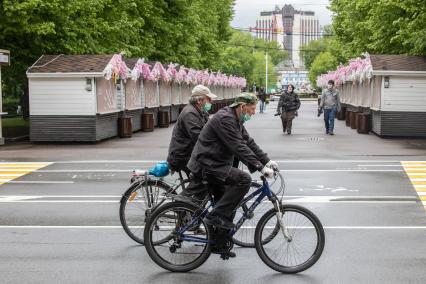 Москва. Велосипедисты в парке Сокольники, открытого для посещений в рамках второго этапа снятия ограничений, введенных для предотвращения распространения коронавируса.