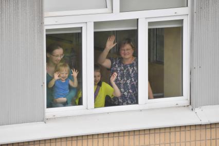 Москва. Пациенты детской городской клинической больницы имени З.А.Башляевой во время поздравления от сотрудников МЧС РФ с Международным днем защиты детей.