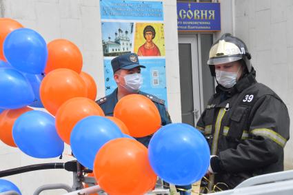 Москва. Сотрудники МЧС РФ с воздушными шарами во время поздравления пациентов детской городской клинической больницы имени З.А.Башляевой с Международным днем защиты детей.