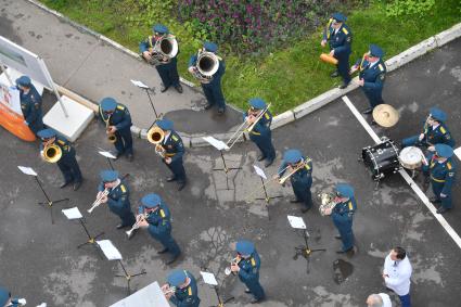 Москва.  Музыканты оркестра МЧС РФ поздравляют пациентов детской городской клинической больницы имени З.А.Башляевой с Международным днем защиты детей.