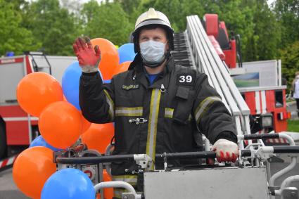 Москва. Сотрудник МЧС РФ с воздушными шарами во время поздравления пациентов детской городской клинической больницы имени З.А.Башляевой с Международным днем защиты детей.