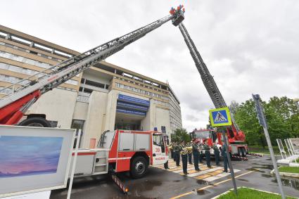 Москва.   Сотрудники МЧС РФ поздравляют пациентов детской городской клинической больницы имени З.А.Башляевой с Международным днем защиты детей.