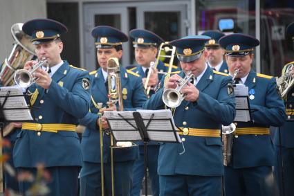 Москва.  Музыканты оркестра МЧС РФ поздравляют пациентов детской городской клинической больницы имени З.А.Башляевой с Международным днем защиты детей.