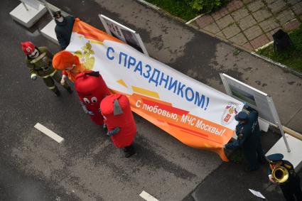 Москва.  Сотрудники МЧС РФ поздравляют пациентов детской городской клинической больницы имени З.А.Башляевой с Международным днем защиты детей.