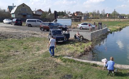 Московская область, деревня Вялки. Отдыхающие ловят рыбу на озере.