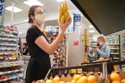 Самара. Женщина в медицинской маске в продуктовом магазине.