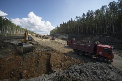 Екатеринбург. Строительство третьего, пускового комплекса Екатеринбургской кольцевой автомобильной дороги (ЕКАД) в рамках национального проекта \'Безопасные и качественные автомобильные дороги\'