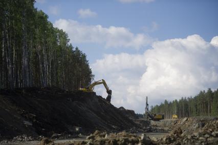 Екатеринбург. Строительство третьего, пускового комплекса Екатеринбургской кольцевой автомобильной дороги (ЕКАД) в рамках национального проекта \'Безопасные и качественные автомобильные дороги\'