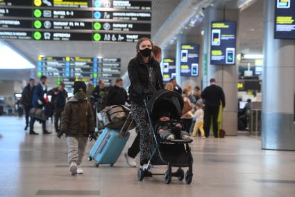 Москва.  Пассажиры в терминале аэропорта Домодедово имени  Ломоносова во время пандемии коронавируса COVID-19.