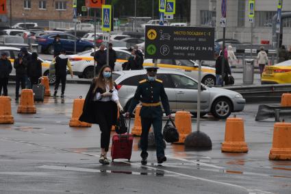 Москва. Пассажиры на стоянке аэропорта Домодедово имени  Ломоносова во время пандемии коронавируса COVID-19.