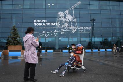 Москва. Пассажиры у  терминала аэропорта Домодедово имени  Ломоносова во время пандемии коронавируса COVID-19.