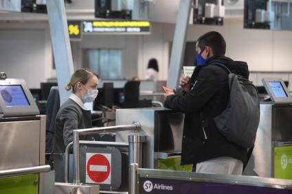 Москва. Регистрация пассажиров в аэропорту Домодедово имени  Ломоносова во время пандемии коронавируса COVID-19.