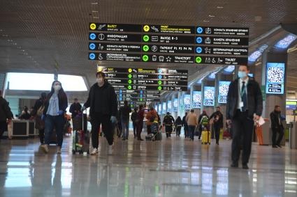 Москва.  Пассажиры в терминале аэропорта Домодедово имени  Ломоносова во время пандемии коронавируса COVID-19.