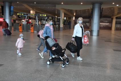 Москва.  Пассажиры в терминале аэропорта Домодедово имени  Ломоносова во время пандемии коронавируса COVID-19.