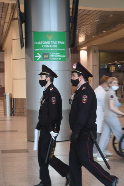 Москва. Сотрудники полиции в медицинских маска в аэропорту Домодедово имени  Ломоносова во время пандемии коронавируса COVID-19.