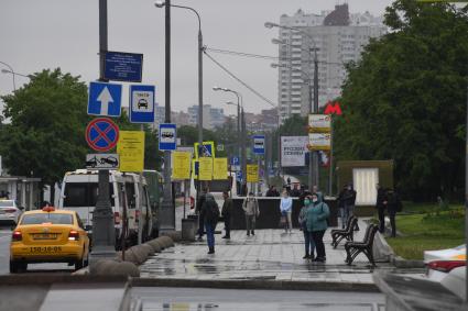 Москва. Прохожие у станции метро  Домодедовская.