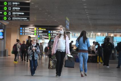 Москва.  Пассажиры в терминале аэропорта Домодедово имени  Ломоносова во время пандемии коронавируса COVID-19.