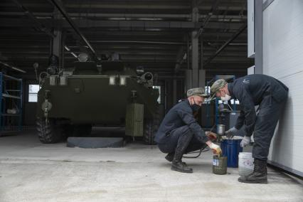 Екатеринбург. 32-й военный городок. Покраска военной техники в ходе подготовки к параду Победы, который из-за эпидемии новой коронавирусной инфекции COVID-19 был перенесен на 24 июня 2020г. На фото: БТР-82