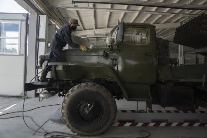 Екатеринбург. 32-й военный городок. Покраска военной техники в ходе подготовки к параду Победы, который из-за эпидемии новой коронавирусной инфекции COVID-19 был перенесен на 24 июня 2020г. На фото: реактивная система залпового огня \'Град\'