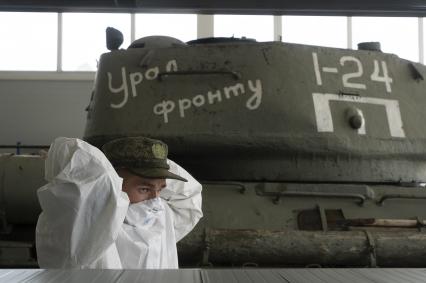 Екатеринбург. 32-й военный городок. Покраска военной техники в ходе подготовки к параду Победы, который из-за эпидемии новой коронавирусной инфекции COVID-19 был перенесен на 24 июня 2020г. На фото: танк Т-34