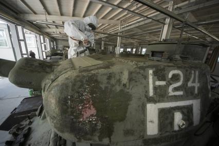 Екатеринбург. 32-й военный городок. Покраска военной техники в ходе подготовки к параду Победы, который из-за эпидемии новой коронавирусной инфекции COVID-19 был перенесен на 24 июня 2020г. На фото: танк Т-34