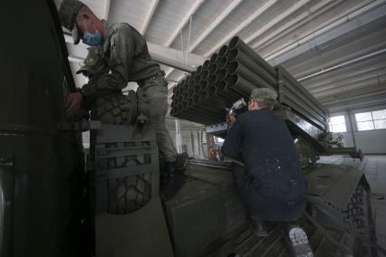 Екатеринбург. 32-й военный городок. Покраска военной техники в ходе подготовки к параду Победы, который из-за эпидемии новой коронавирусной инфекции COVID-19 был перенесен на 24 июня 2020г. На фото: реактивная система залпового огня \'Град\'