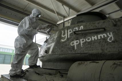 Екатеринбург. 32-й военный городок. Покраска военной техники в ходе подготовки к параду Победы, который из-за эпидемии новой коронавирусной инфекции COVID-19 был перенесен на 24 июня 2020г. На фото: танк Т-34