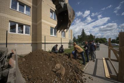 Екатеринбург. Рабочие ремонтируют трубопровод