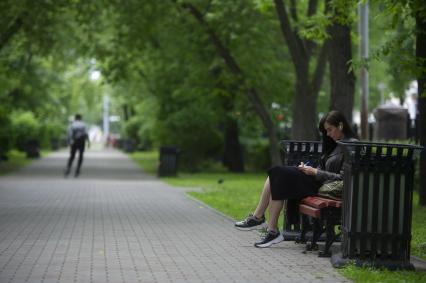 Екатеринбург. Девушка на скамейке в парке