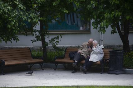 Екатеринбург. Пожилая пара на скамейке в парке