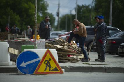 Екатеринбург. Рабочие ремонтируют тротуар