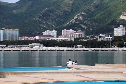 Краснодар, Геленджик. Вид на пустой пляж  санатория, открывшегося  в рамках смягчения карантинных мер в период пандемии коронавируса.