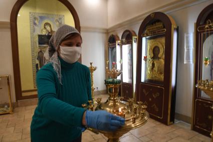 Москва.  Женщина в часовне  Архангела Михаила в аэропорту Домодедово имени  Ломоносова во время пандемии коронавируса COVID-19.