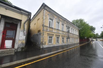 Москва.  Вид на  дома в  Хохловском переулке ,где раньше протекала река Рачка.