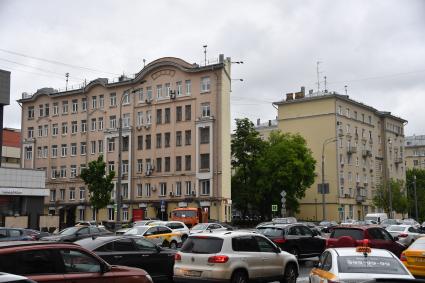 Москва. Дом на  Валовой улице между Добрынинской и Павелецкой с углом, скошенным под 45 градусов.