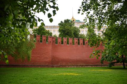 Москва.  Вид на стену Московского  Кремля, хранящуюю следы реконструкции времен Екатерины Второй.