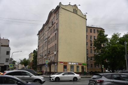 Москва. Дом на  Валовой улице между Добрынинской и Павелецкой с углом, скошенным под 45 градусов.