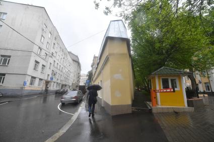 Москва.  Вид на дом-утюг в Хохловском переулке.