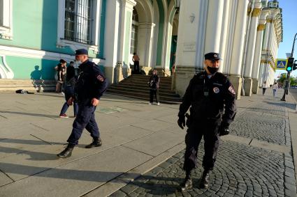 Санкт-Петербург. Сотрудники полиции в медицинских масках.