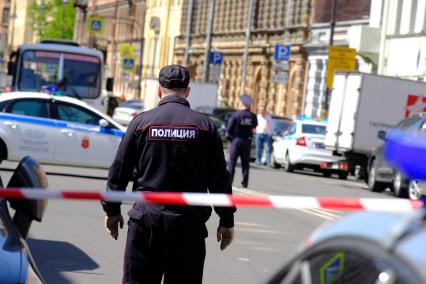 Санкт-Петербург.  Сотрудник полиции на одной из улиц города.