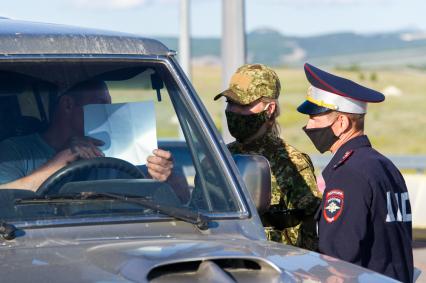 Крым. Санитарно-эпидемиологический контроль на въезде в Севастополь  во время пандемии коронавируса COVID-19 .