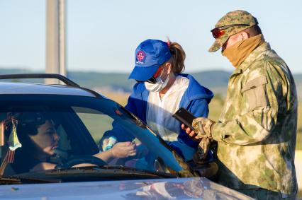 Крым. Измерение температуры тела у водителей на въезде в Севастополь во время пандемии коронавируса COVID-19 .